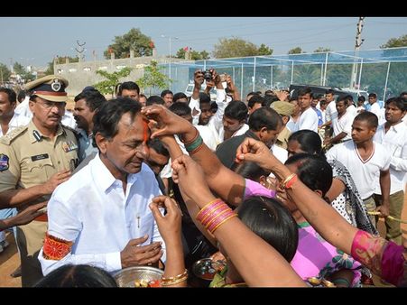 సిద్దిపేట స్కీంలో ఎర్రన్నాయుడి పాత్ర: కెసిఆర్(పిక్చర్స్)