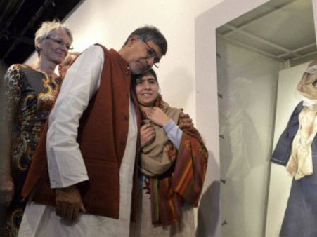 రక్తంతో తడిసిన ఆ దుస్తులను చూసి మలాలా ఏడ్చేసింది.