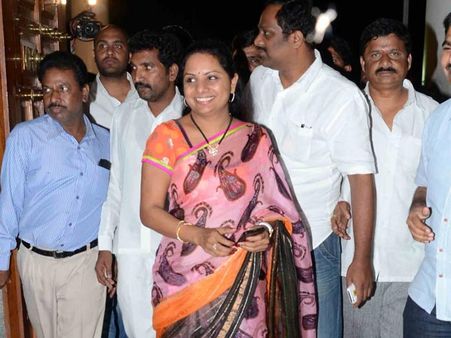 కవితకు సొంత ఇలాకాలో ఝలక్, కారును అడ్డుకొని...