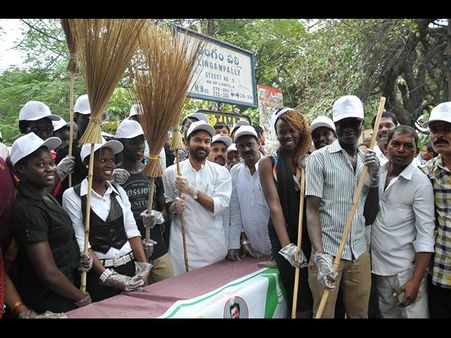 మోడీ స్కీం: చీపురు పట్టిన ఆఫ్రికా విద్యార్థులు, కిషన్ కూడా (పిక్చర్స్)