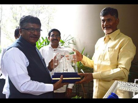 బాబు ఐటీపై సీఎంలకు చెప్పాలి, కేసీఆర్ చురుగ్గా: కేంద్రమంత్రి