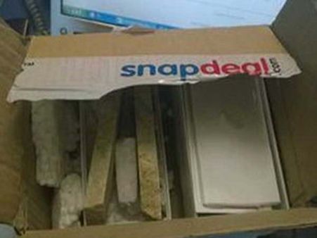 ఆన్‌లైన్లో ఐఫోన్ బుక్ చేస్తే చెక్కముక్కలు వచ్చాయి