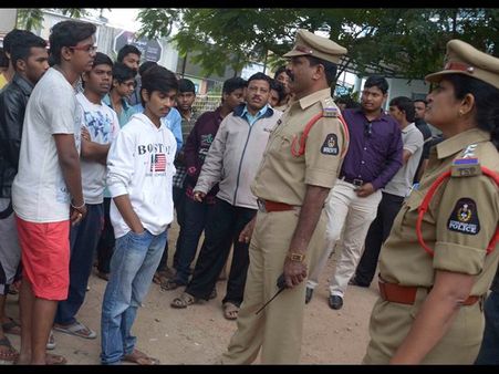 నెక్లెస్ రోడ్డులో రేసింగ్ పోకిరీలు, సోషల్ వెబ్‌సైట్లతో.. (పిక్చర్స్)