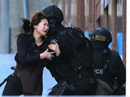 సిడ్నీలో బాంబులు పెట్టామని..., తప్పించుకొచ్చిన మహిళ(పిక్చర్స్)