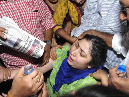 చక్రి కావాలంటూ కన్నీరుమున్నీరు: హాస్పిటల్ అంటే భయమని..