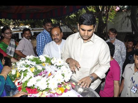 చక్రి ఉన్నాడని గర్వపడ్డాం: నాయిని, లోకేష్ పరామర్శ (పిక్చర్స్)