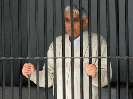 వివాదాస్పద గురువు రాంపాల్ సోదరి సహా నలుగురు అరెస్ట్