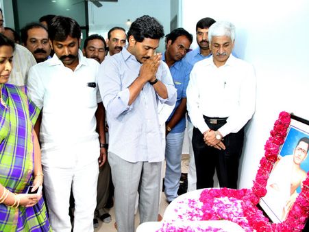 సాయికుమార్‌కు జగన్ పరామర్శ: అమరజీవికి నివాళి(ఫొటో)