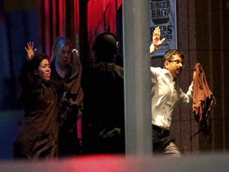 ముగిసిన ఆపరేషన్, మోనిస్ హతం: ఆంధ్ర టెక్కీ క్షేమం, ఇద్దరు మృతి