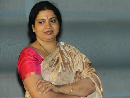 సినీ నటి జీవితపై మరో నాన్ బెయిల్‌బుల్ వారెంట్