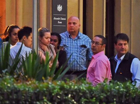 సిడ్నీ సీజ్: గన్‌మన్‌తో కేఫ్ మేనేజర్ పోరు, మృతి