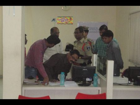 ఫెడ్ బ్యాంకులో భారీ చోరీ: కేజీ గోల్డ్, రూ. లక్ష అపహరణ(పిక్చర్స్)