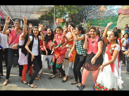 విల్లామేరీలో విజయోత్సవం: చిందులేశారు(పిక్చర్స్)