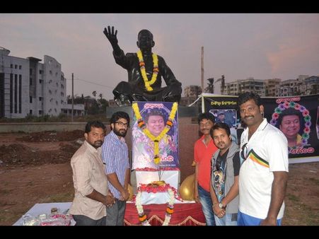 వైజాగ్ బీచ్ రోడ్డులో చక్రికి ఘన నివాళి (ఫోటోలు)