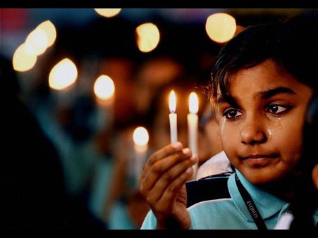 పెషావర్ ఘటన: అంత్యక్రియల్లో రోదిస్తున్న తల్లిదండ్రులు (ఫోటోలు)