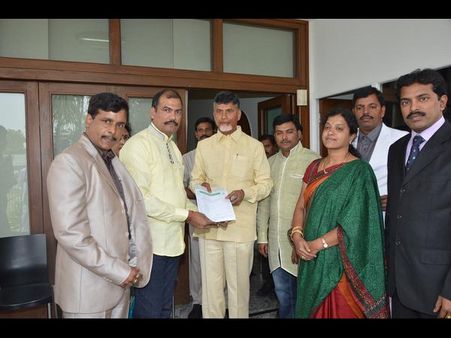 హుధుద్: బాబుకు చెక్కు అందించిన కువైట్ ఎన్నారైలు(పిక్చర్స్)