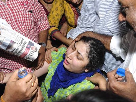 అత్తారింటి నుంచి ప్రాణహాని: హెచ్చార్సీకి చక్రి భార్య శ్రావణి