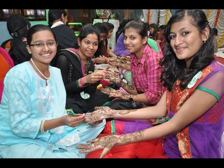 విల్లామేరీలో ఆకట్టుకున్న మెహిందీ పోటీలు(పిక్చర్స్)