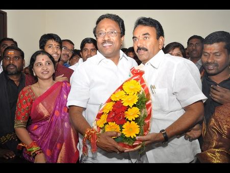 మంత్రిగా బాధ్యతలు స్వీకరించిన లక్ష్మారెడ్డి (ఫోటోలు)