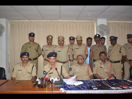 9మంది అరెస్ట్: అరకిలో గోల్డ్, కారు, 3సెల్‌ఫోన్లు, ట్యాబ్ సీజ్(పిక్చర్స్)