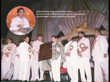 నటుడు కాంతారావు భార్య హైమావతికి రమణాచారి ఆర్ధిక సహాయం (ఫోటోలు)