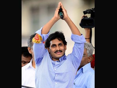 జగన్ పార్ట్‌టైం పొలిటీషియన్: టీడీపీ ఎమ్మెల్యే, మంత్రి ఘాటు వ్యాఖ్య