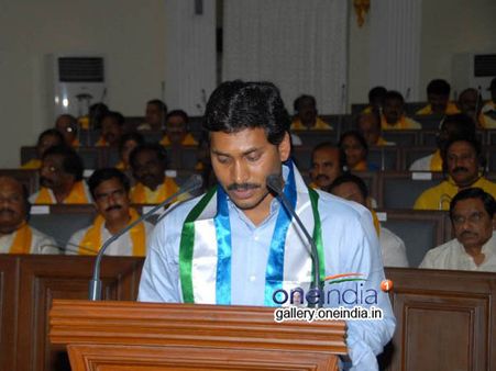 ప్రభుత్వంపై విరుచుకపడ్డ జగన్: అసెంబ్లీలో గందరగోళం