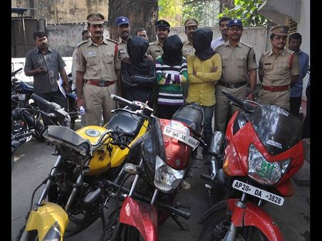 జల్సాల కోసం గొలుసు దొంగతనాలు (ఫొటోలు)