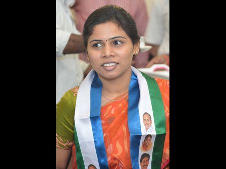 అమ్మను పోగొట్టుకున్నా: అసెంబ్లీలో తొలిసారి భూమా అఖిలప్రియ