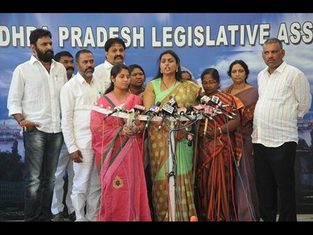 ఏపీ శాసన సభ: మీడియా పాయింట్ వద్ద నేతలు (పిక్చర్స్)