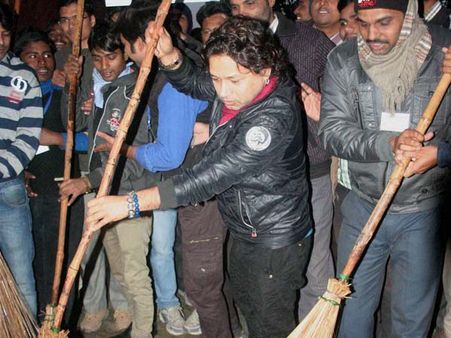 గంగాతీరాన చీపురు పట్టిన బాలీవుడ్ సింగర్, ప్రధాని ప్రశంస