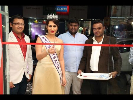 అలెన్ సోలీలో రుచికా శర్మ సందడి(పిక్చర్స్)