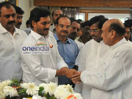శంకరరావుతో జగన్ చేతులు కలిపారు (ఫొటో)