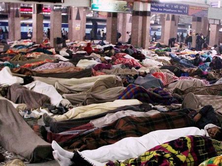 ఢిల్లీలో పొగమంచు: 70 రైళ్లు రద్దు, 30 విమానాలు ఆలస్యం (ఫోటోలు)