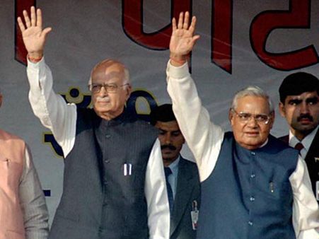 వాజపేయికి భారతరత్న: అద్వానీ ఉద్వేగం, స్వాగతించిన కాంగ్రెస్