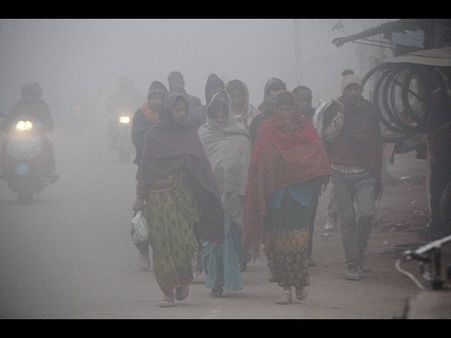 హైవేపై ఢీ కొన్న కార్లు... కిలో మీటర్ మేర వాహనాలు (ఫోటోలు)