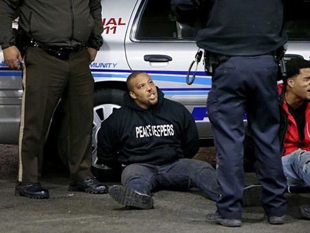 పోలీసు కాల్పుల్లో బ్లాక్‌మ్యాన్ మృతి: అమెరికాలో ఉద్రిక్తత