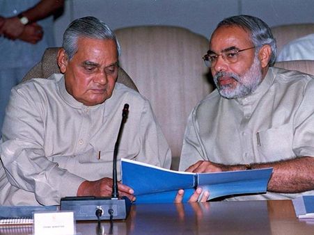 వాజ్‌పేయిని కలిసిన ప్రధాని మోడీ, శుభాకాంక్షలు తెలిపిన బాబు