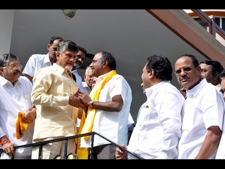 జగన్‌కు చేయిచ్చి, బాబుతో హ్యాండ్ కలిపారు(పిక్చర్స్)