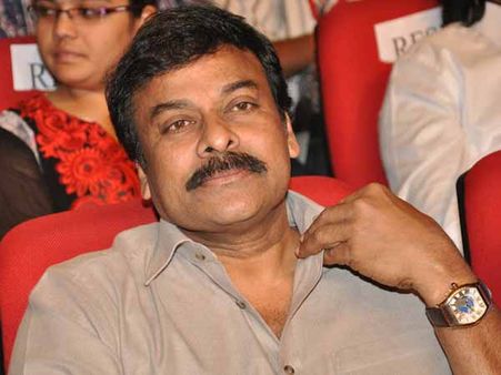 పవన్‌లా: క్యాన్సర్ చిన్నారికి చిరంజీవి పరామర్శ, కంటతడి.. 150వ సినిమాలో ఛాన్స్