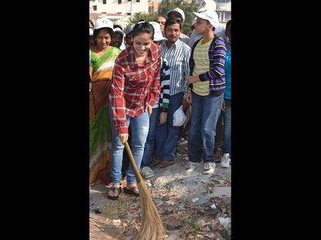 బంజారాహిల్స్‌లో చీపురు పట్టిన సైనా (పిక్చర్స్)