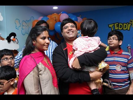 నిత్య కోసం షాపింగ్: బొమ్మలతో యాక్టర్ కృష్ణుడు (పిక్చర్స్)