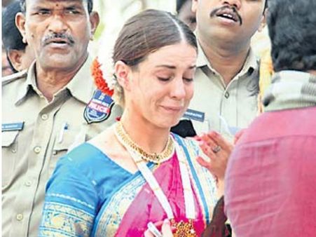 హైదరాబాద్‌లో రష్యా కూచిపూడి నర్తకి బ్యాగ్ మాయం