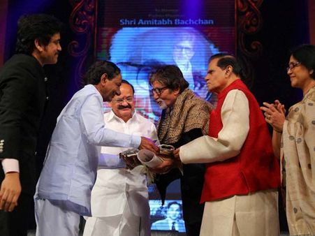 రామోజీ ఫిల్మ్ సిటీ అద్భుతం, అమితాబ్ సినిమా 50సార్లు చూశా: కేసీఆర్