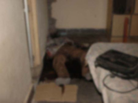 ఒంటరిగా జీవనం.. ఓ వ్యక్తి దారుణ హత్య(ఫోటోలు)