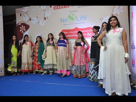 గర్భిణీల ఫ్యాషన్ షో: ర్యాంప్‌పై క్యాట్‌వాక్ (పిక్చర్స్)