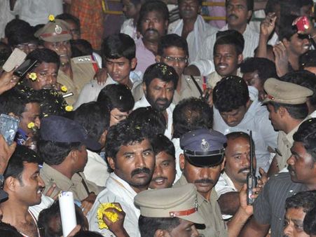 బాలకృష్ణ లెజెండ్ పంక్షన్‌లో అపశ్రుతి: ఒకరి మృతి