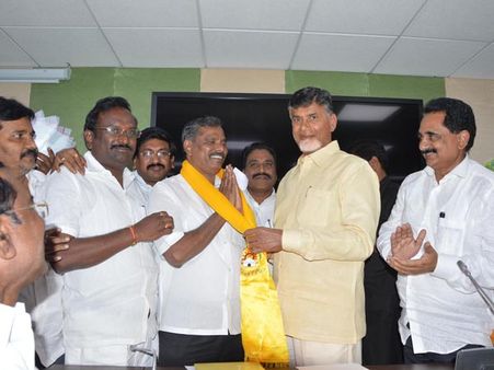 హెరిటేజ్ పాలను వాడుతూనే బాబును తిట్టా: జూపూడి