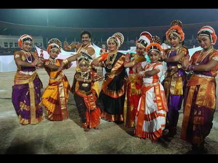 గిన్నిస్ రికార్డు: నృత్య సమ్మేళనం (పిక్చర్స్)