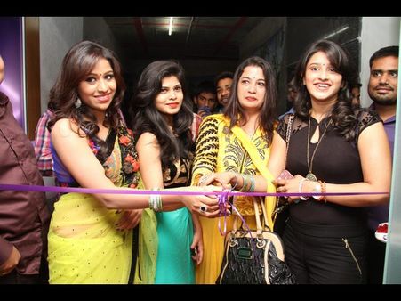 నేచురల్స్‌లో కేక్ కట్ చేసి..సినీ తారల సందడి (పిక్చర్స్)